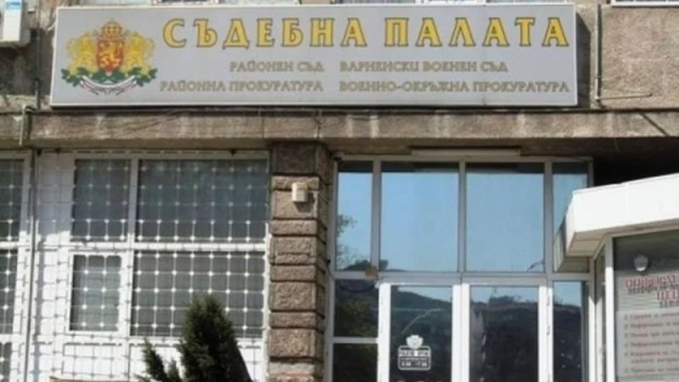 Решетки за домашен насилник, набил и ограбил приятелката си