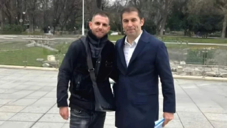 Кирил Петков лъсна на фото с един от ОПГ-то в митниците
