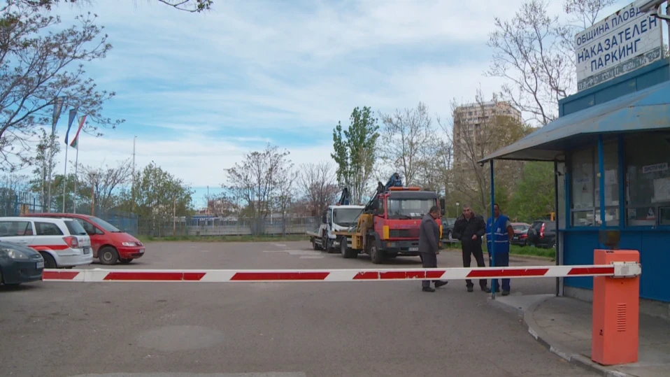 Паяк вдигна колата на ДАИ-аджия, той му свали номерата