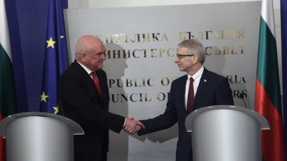 Главчев пое управлението, Денков прегърна Габриел (СНИМКИ, ВИДЕО)