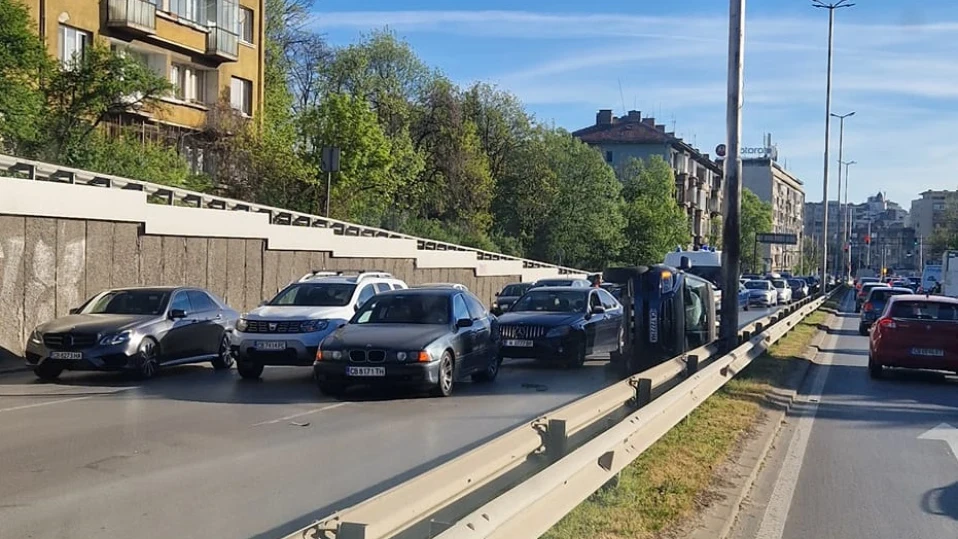 Кола се обърна на натоварен столичен булевард