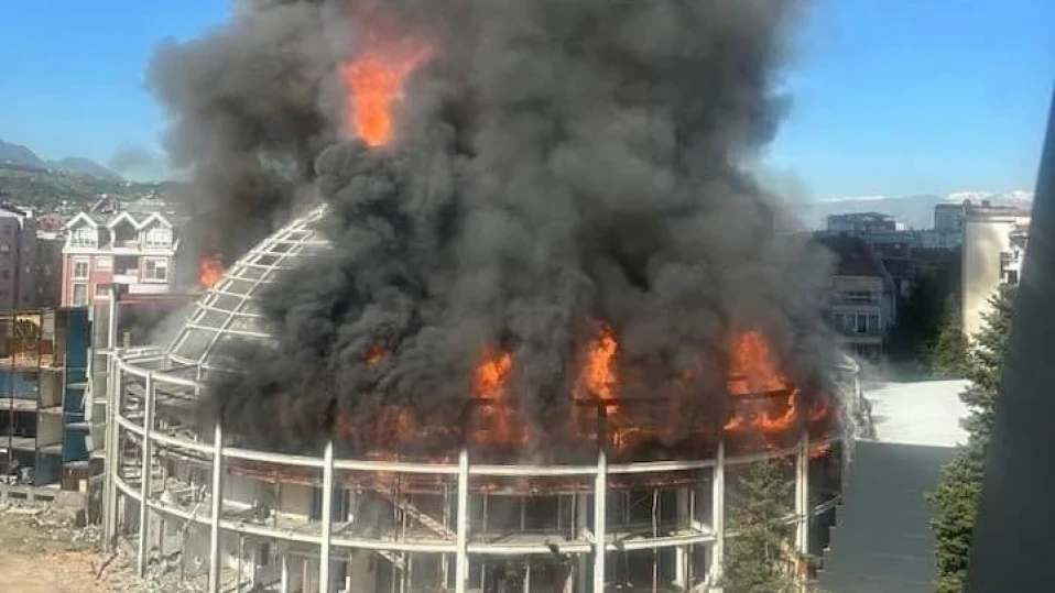 Пожар изпепели зала в Скопие - близнак на изгорелия Софийския цирк (ВИДЕО)