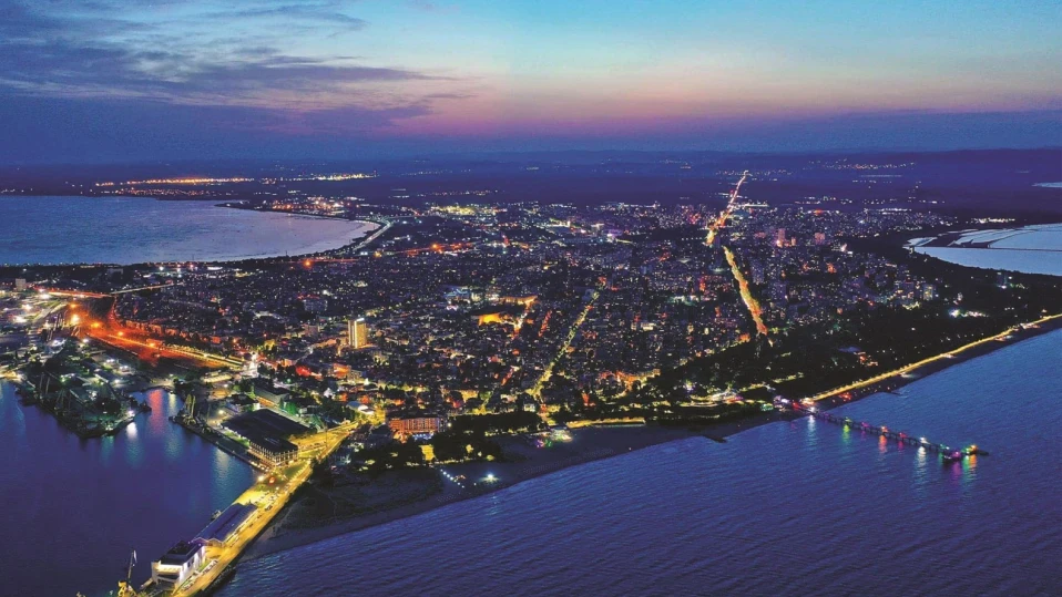 Обновяват осветлението в два морски квартала