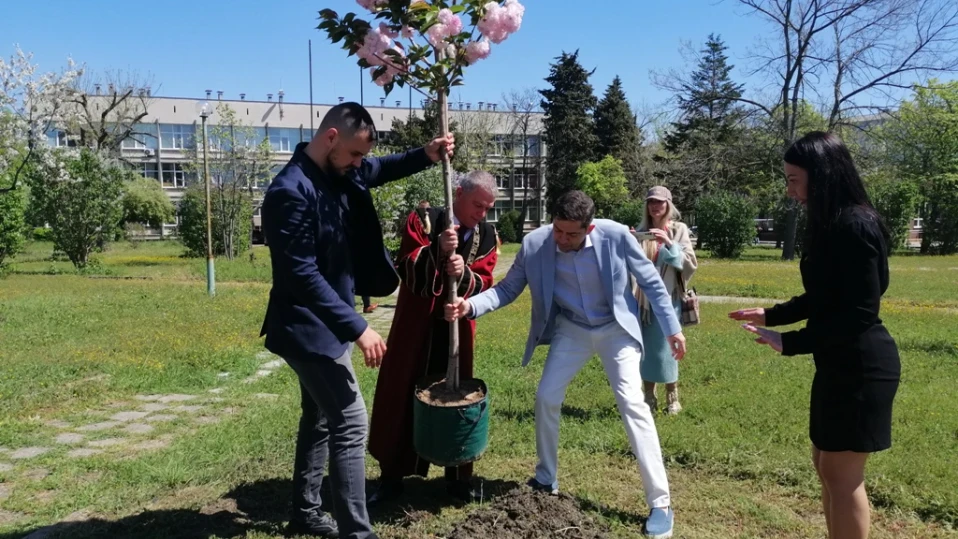 Преобразиха занемарена дискотека в Студентски център