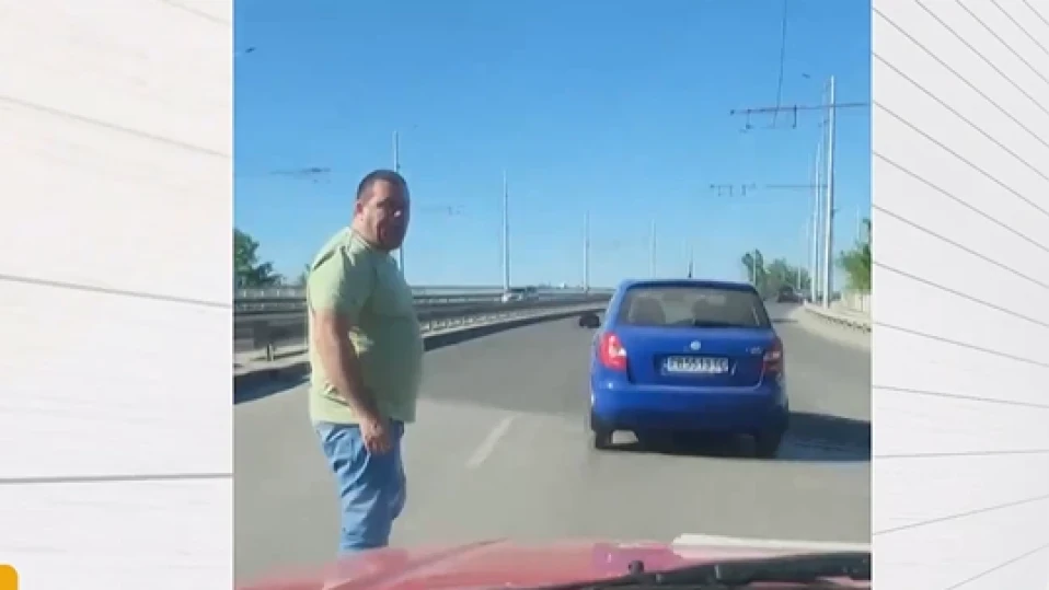 Шофьор нападна жена на пътя, счупи огледалата на автомобила ѝ
