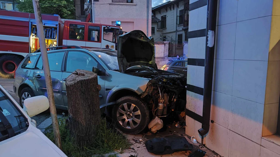 Удар на кръстовище завърши до книжарница