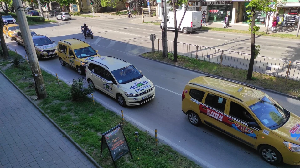 Таксиметрови шофьори протестираха с искане за повишаване на минималните тарифи