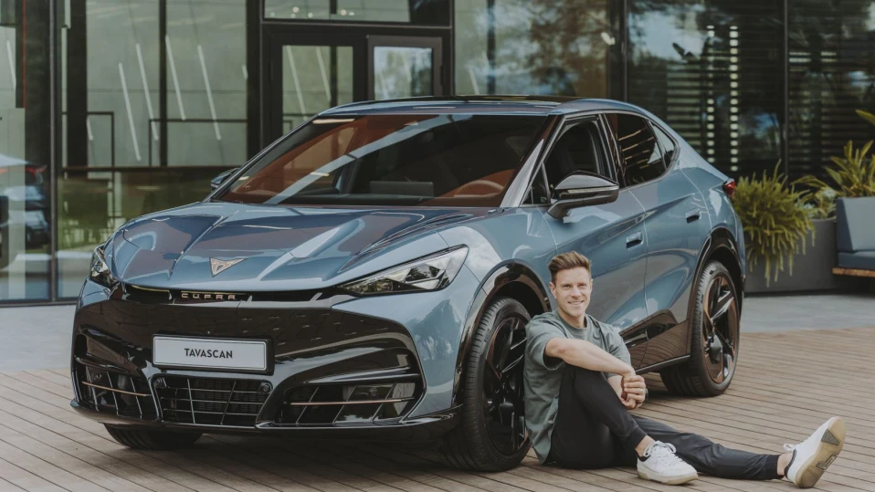 Вратарят на „Барса“ шофира Cupra