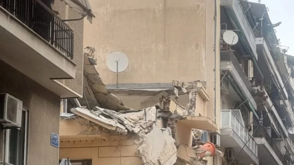 Един загинал и трима ранени при срутване на сграда в Пирея