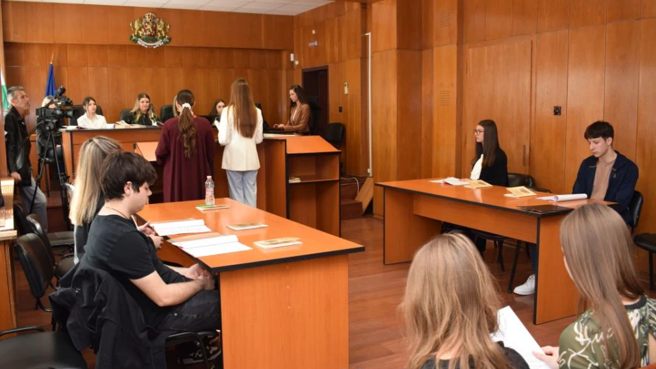 В симулиран съдебен процес: Ученици осъдиха шофьор на 10 години затвор за смърт на пътя