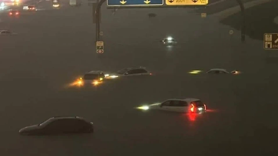 Дубай под вода, отмениха стотици полети (СНИМКИ И ВИДЕО)