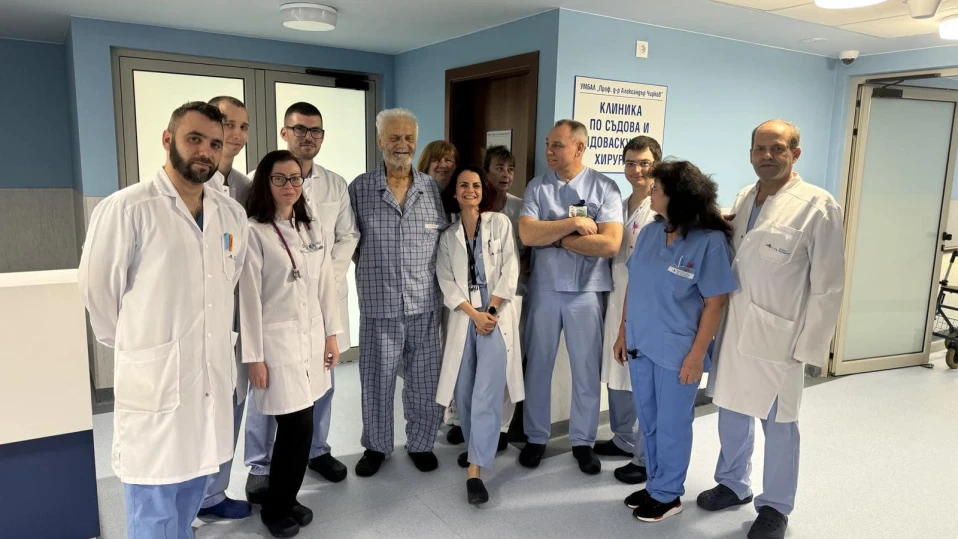 Съдови хирурзи спасиха 75-годишен пациент с разширение на аортата