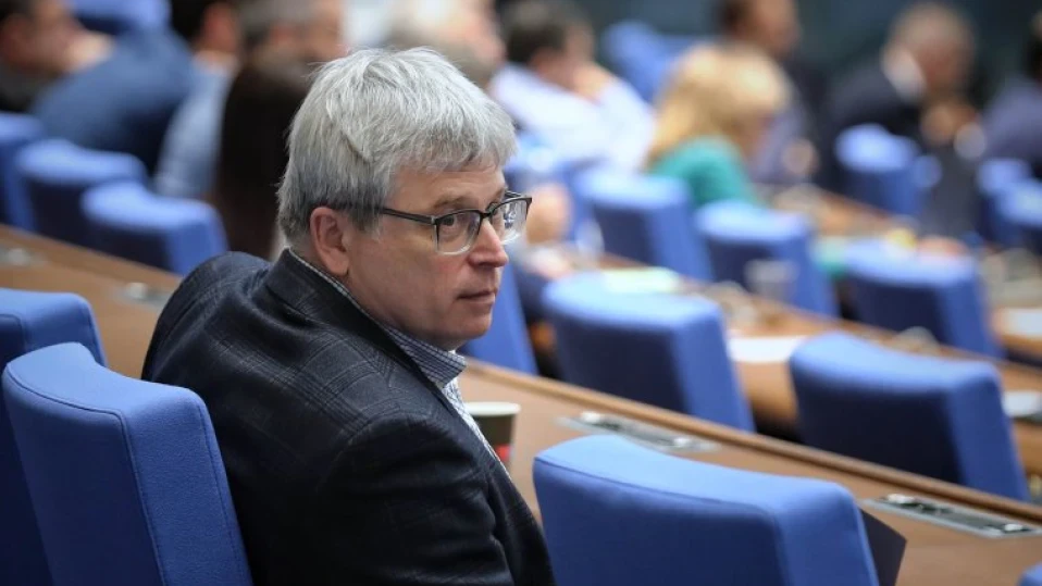 Парламентът освободи шефа на Здравната каса (обзор)