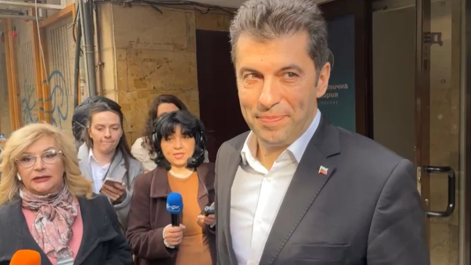 Децата на Кирил Петков му пожелаха да бие на изборите