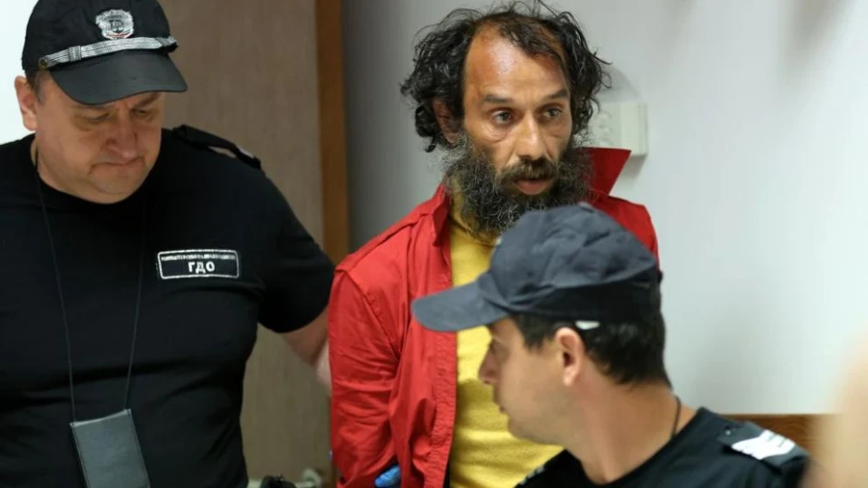 Мъжът, осквернил гроба на патриарха, просел пред храмове