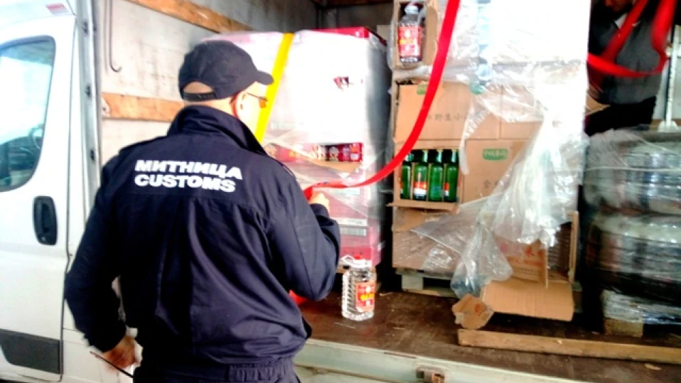 Задържаха над 1700 л алкохол без акцизни документи на Митница Русе