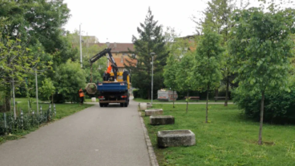 Сложиха кашпи по алеи в парк „Света Троица“, ще възпират влизането на автомобили
