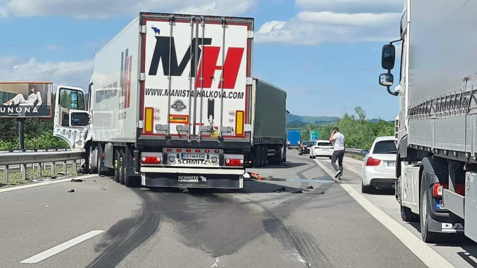 Два тира се удариха на АМ "Тракия"