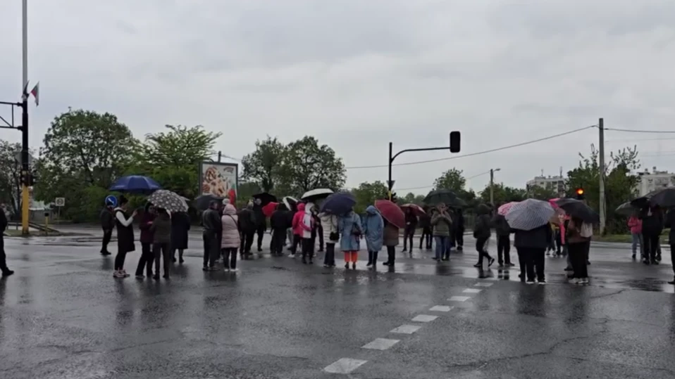 Протест заради липса на канализация предизвика задръстване на входа на София (ВИДЕО)