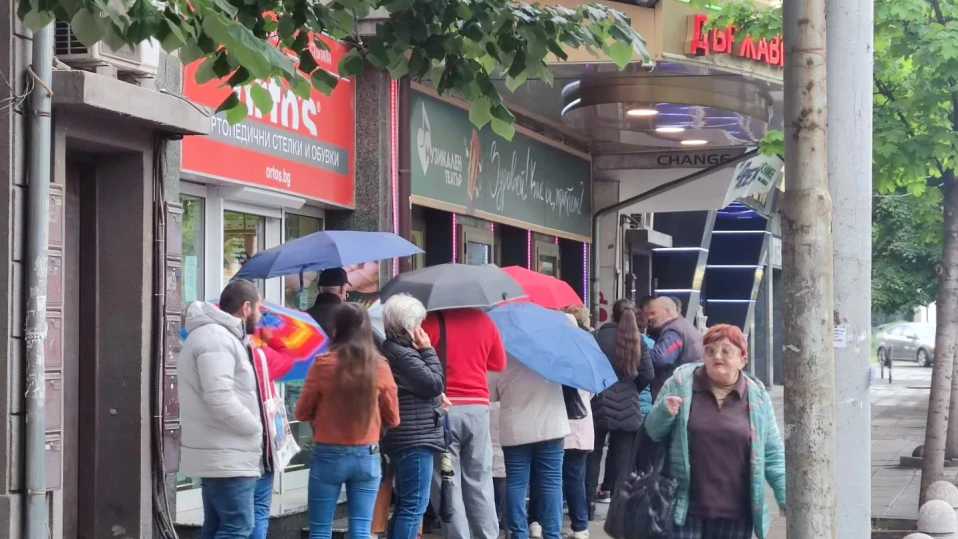 Чудо - опашка за билети, а не за пенсии