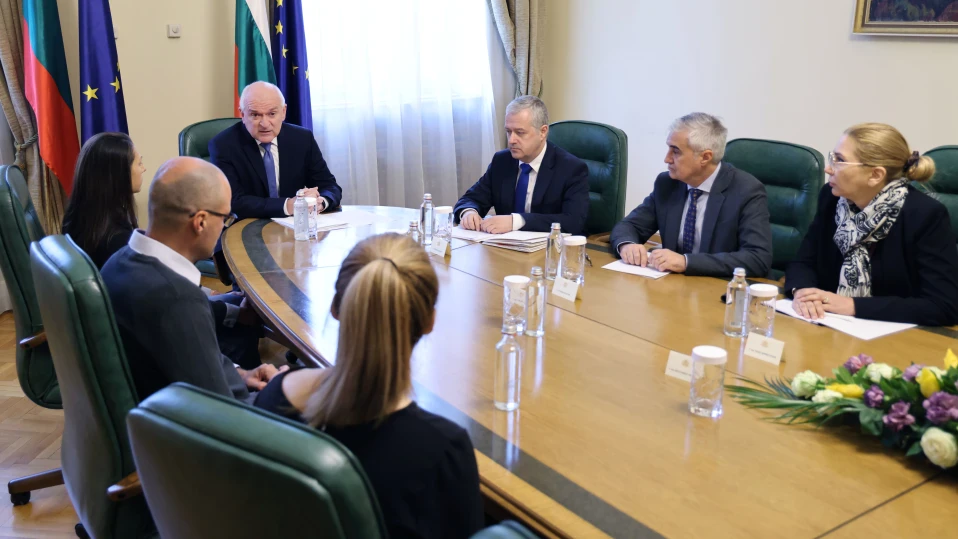 Главчев се срещна с близки на отвлечените български моряци от кораба Galaxy Leader