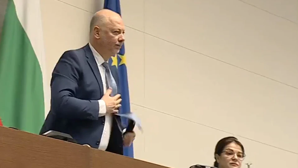 Единен фронт срещу ГЕРБ и ДПС свали шефа на НС (обзор)