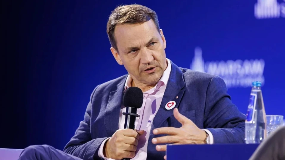 Полският външен министър Сикорски: Ако победи в Украйна, Путин ще действа като Хитлер