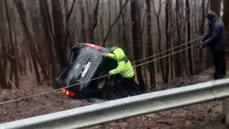 Дрогиран с цистерна помете кола във Врачанско