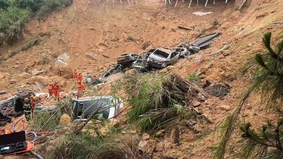 Магистрала се срути в Китай, 19 души са загинали