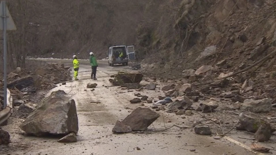 Срутване на скална маса затвори пътя в Кресненското дефиле
