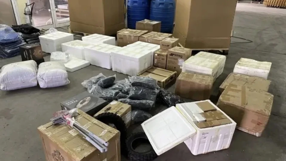 Задържаха контрабандно оборудване и обзавеждане за яхта на пристанище Бургас (ВИДЕО)
