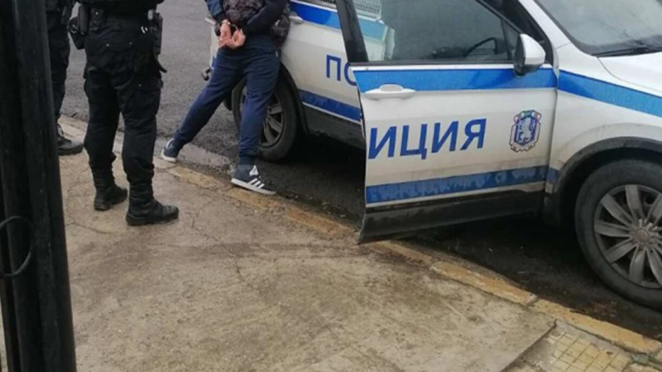 Задържаха ревнивец, мушкал жена си с ножица в главата 