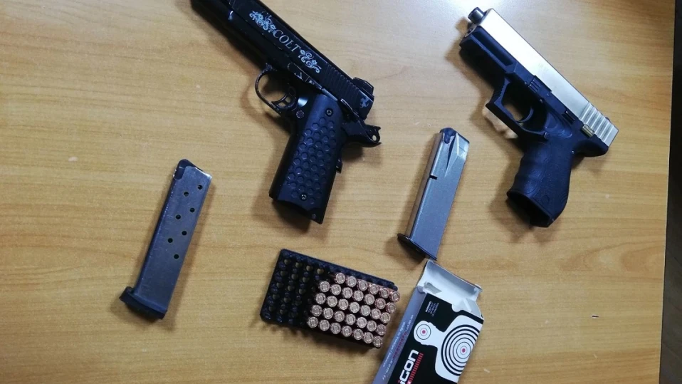 Задържаха пистолети и патрони на МП Лесово