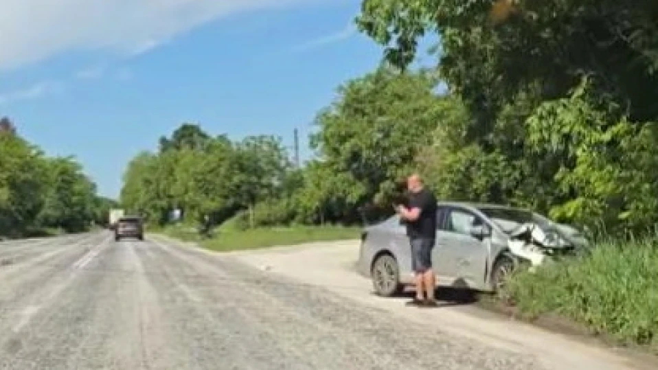 Мъж загина при челен удар на два автомобила