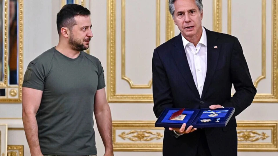 Блинкен към Зеленски: Помощта за Украйна пътува от Америка