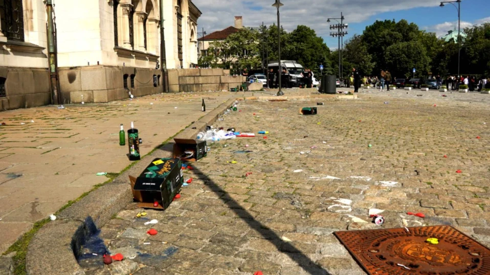Почистиха мръсотията след абитуриентите пред "Александър Невски"