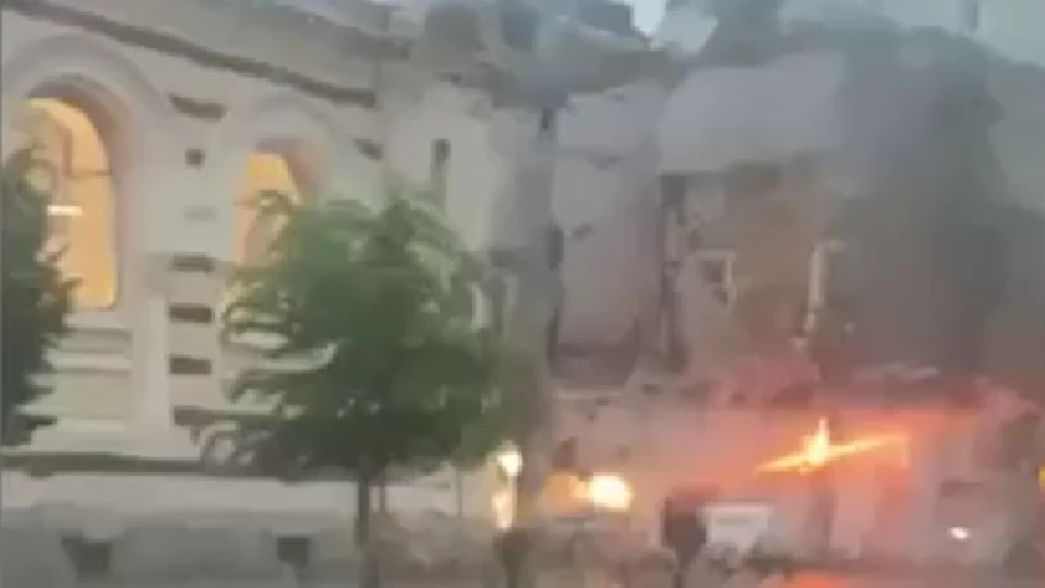 Стълб гори в опасна близост до Халите в София