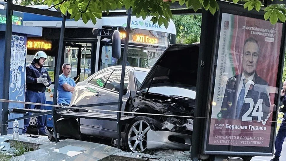 Кола се вряза в автобусна спирка във Варна, има пострадали