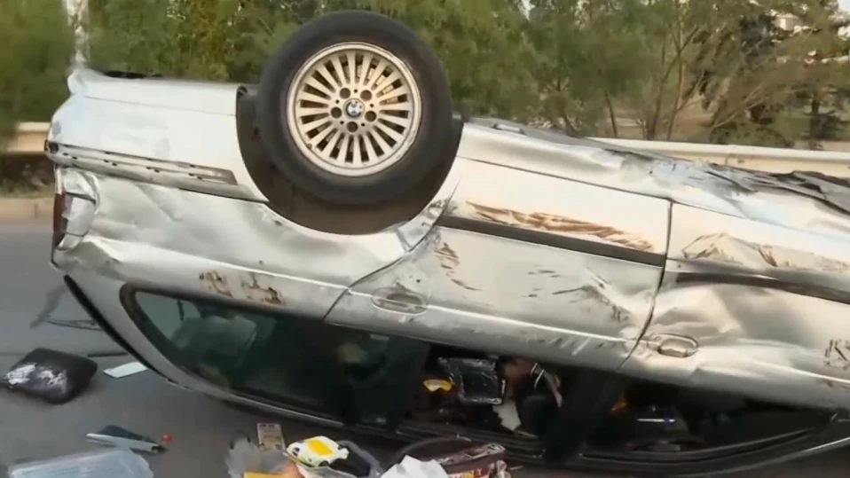 Автомобил падна от 10 метра височина на Самоковско шосе