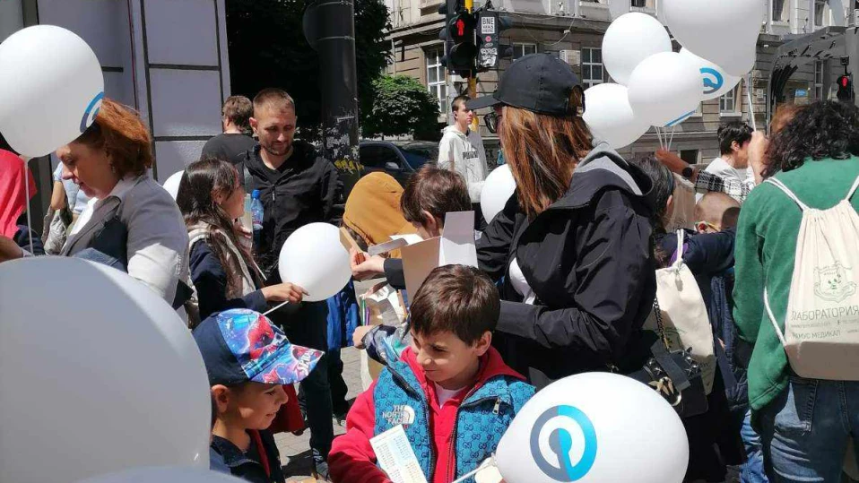 Директорът на ЦГМ Димитър Дилчев покани ученици от 51 во училище да нарисуват спирки