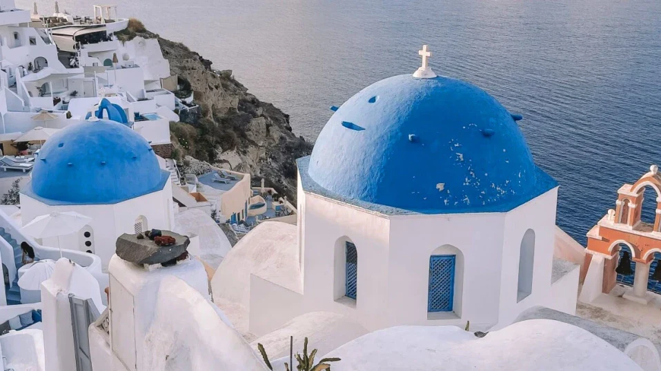 Ограничават трафика в различни части на Санторини поради риск от свлачища