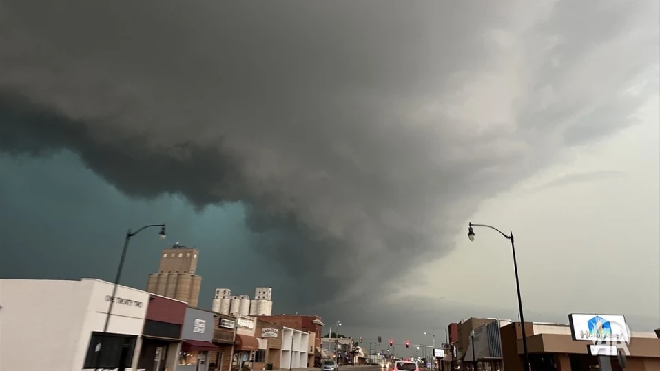Торнадо преобърна камиони и нанесе щети в Тексас и Оклахома (ВИДЕО, СНИМКИ)