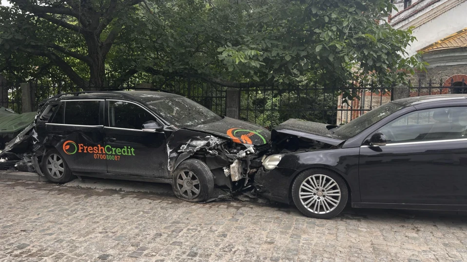 Задържаха дрогиран младеж, помлял три автомобила във Велико Търново