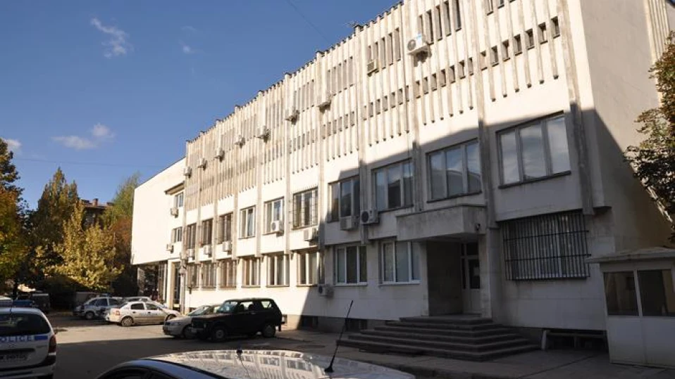 Младеж преби майка си, докато тя шофира