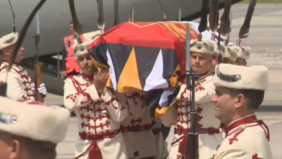 Тленните останки на цар Фердинанд пристигнаха (ВИДЕО)