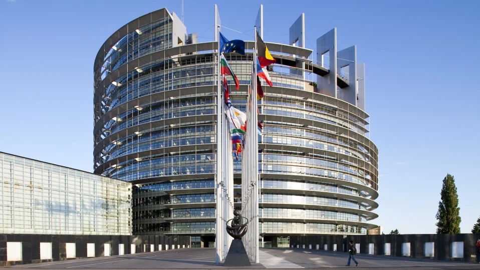 Обискират офиси в Европарламента по разследване за руска намеса