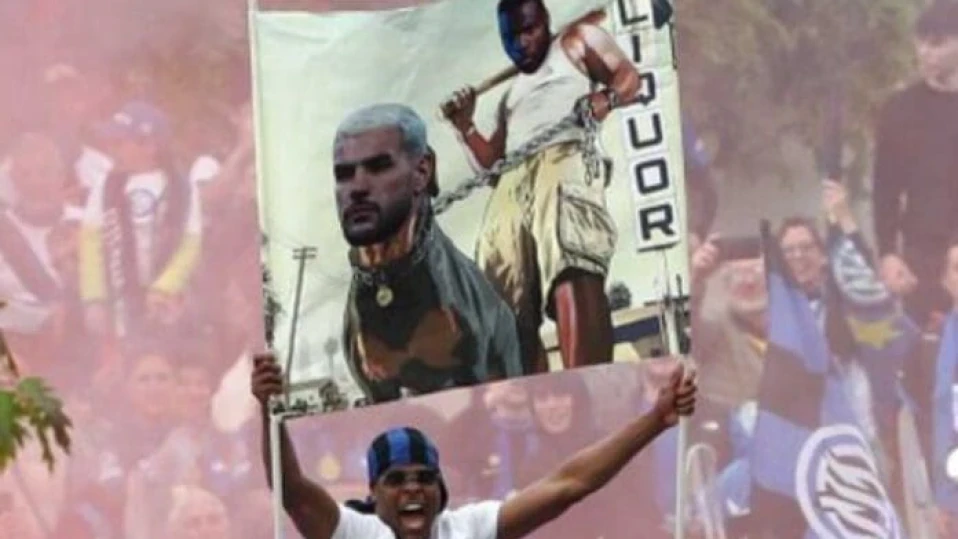 Глобиха Дензъл Дъмфрис за плаката на Тео Ернандес, вързан на каишка