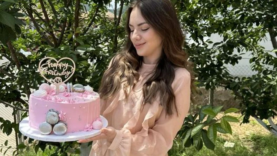 ФИДЕ поздрави Нургюл за рождения й ден, тя празнува в розово