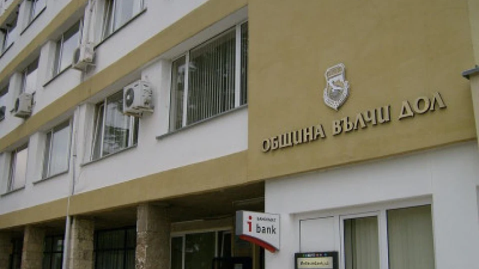 Монтират фотоволтаици на покрива на общината във Вълчи дол