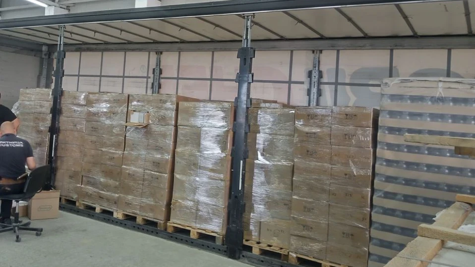 30 тона парфюми менте задържаха на Дунав мост 2